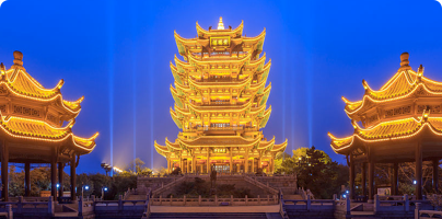 武汉黄鹤楼 黄鹤楼位于湖北省武汉市长江南岸的武昌蛇山之巅，濒临万里长江，是国家5A级旅游景区。楼高5层，总高度51.4米，建筑面积3219平方米。楼内建筑多为木